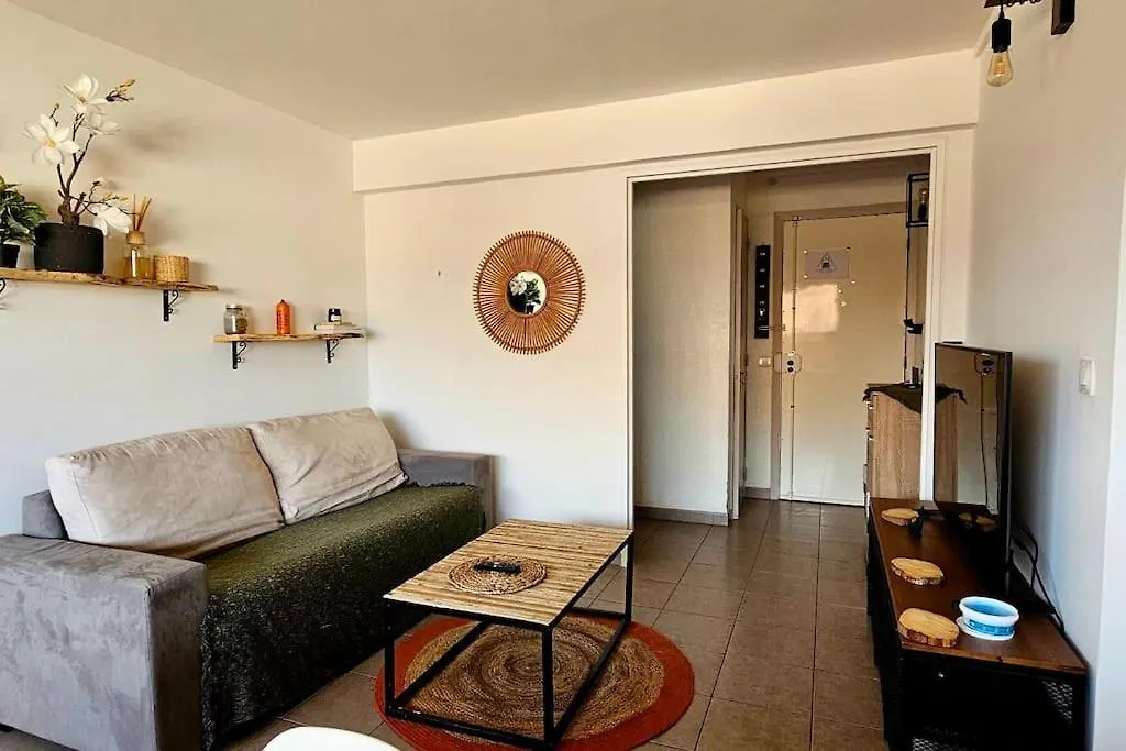 Апартаменты Appartement Cosy Centre Ville Roquebrune-Cap-Martin Carnoles